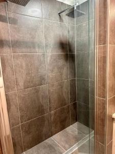 una doccia con una porta in vetro in un bagno di Wattle Cottage a Cootamundra