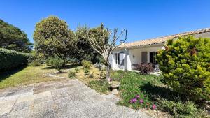 Κήπος έξω από το Superbe villa de plain-pied avec parking et jardin