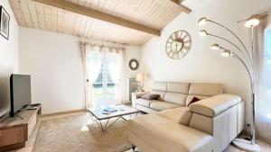 Μια τηλεόραση ή/και κέντρο ψυχαγωγίας στο Superbe villa de plain-pied avec parking et jardin