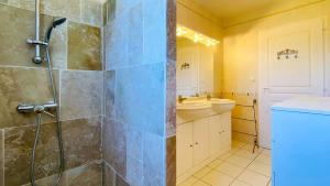 Ένα μπάνιο στο Superbe villa de plain-pied avec parking et jardin +5 φωτογραφίες