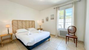 Ένα ή περισσότερα κρεβάτια σε δωμάτιο στο Superbe villa de plain-pied avec parking et jardin