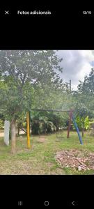 Un patio de juegos con postes de diferentes colores en un parque. en Casa sana beira rio, en Casimiro de Abreu