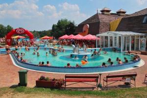 a group of people in a pool at a water park at Müllers Ferienhäuser Gunaras & Harmonie in Gunaras in Dombóvár