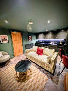 una sala de estar con un sofá y una mesa en The Hideaway Bureau - Campbeltown, en Wooler