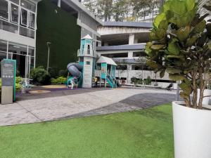 un edificio con parque infantil frente a un edificio en Windmill Upon Hills Genting Highland by El Naura, en Genting Highlands