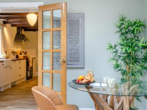 eine Küche und ein Esszimmer mit einem Glastisch in der Unterkunft Cottage - Uk48472 in Lintz Green + 15 Fotos