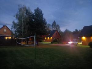 シフィエンタ・カタジナにあるDomki Bursztynの庭にブランコがある夜の裏庭