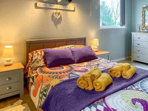 Un dormitorio con una cama con toallas. en Valley View Lodge, en Bideford