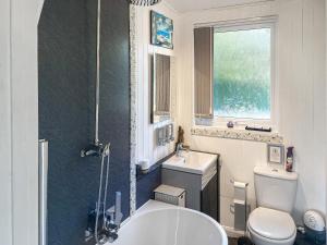 Un baño con bañera, inodoro y lavabo. en Valley View Lodge, en Bideford 7 fotos más