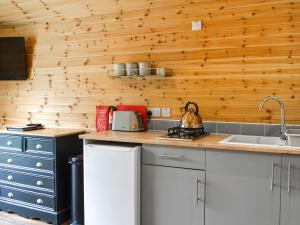 cocina con paredes de madera y encimera con fregadero en Halifax - Uk47056, en Holme upon Spalding Moor