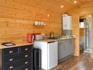 cocina con encimera, nevera y fogones en Halifax - Uk47056, en Holme upon Spalding Moor