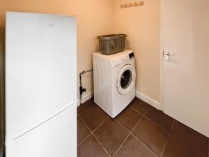 una lavanderia con lavatrice e asciugatrice di Billada Cottage a Firsby Altre 10 foto