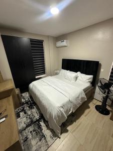 Postel nebo postele na pokoji v ubytování Gbade's Condo F18