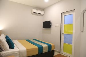 Postel nebo postele na pokoji v ubytování Lavana Hotel Batu Caves