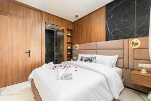 アガディールにあるLuxury Apartment with Jacuzziのベッドルーム1室(バラの上に大きなベッド1台付)