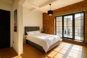 Postel nebo postele na pokoji v ubytování Comfy City Centre Apt for 6 - Close To Bars, Dining & Train