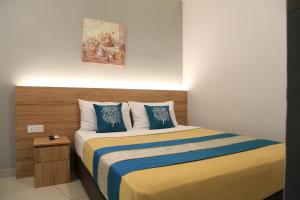 Postel nebo postele na pokoji v ubytování Lavana Hotel Batu Caves