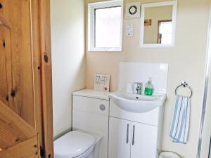 un baño con inodoro y lavabo en Blue Skies - 30260, en Cromer