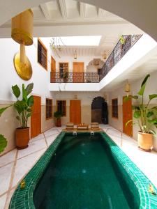 una piscina cubierta en un edificio con piscina en Riad DabaKech, en Marrakech