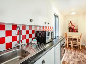 a kitchen with a sink and a microwave at Rainbow Bungalow 2 - Uk39810 in Chapel Saint Leonards +7 photos