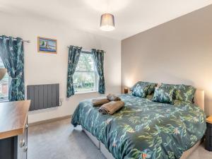 una camera da letto con un letto con un orsacchiotto sopra di Horseshoe Cottage a Skegness