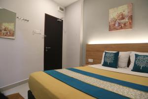 Postel nebo postele na pokoji v ubytování Lavana Hotel Batu Caves