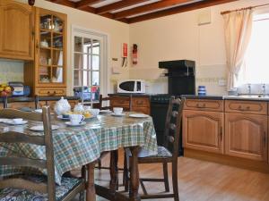 Dapur atau dapur kecil di Kiln Green Farmhouse