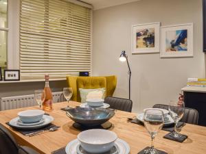 Posezení v ubytování May Cottage