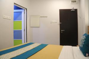 Postel nebo postele na pokoji v ubytování Lavana Hotel Batu Caves