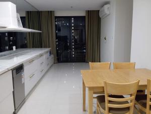 Gò CôngにあるWanWan Houseの木製のテーブルと椅子のあるキッチン +20枚の写真