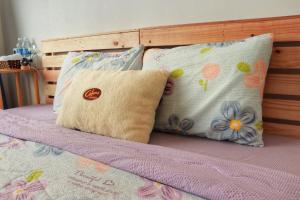 Gò CôngにあるWanWan Houseのベッド1台(枕2つ、木製ヘッドボード付)