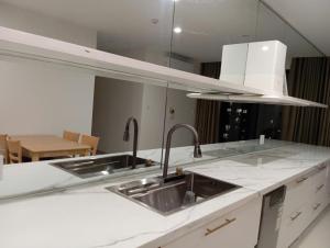 Gò CôngにあるWanWan Houseのキッチン(シンク2台、白いカウンタートップ付)