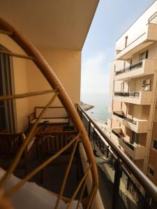 Una vista del océano desde un balcón de un edificio. en Sea View Apartaments, en Durrës