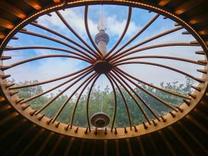 Blick auf den Eiffelturm durch ein rundes Fenster in der Unterkunft Elodie Yurt in Bishopsteignton