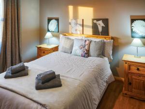 a bedroom with a bed with two pillows on it at Norwood in Thornhill