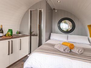 Un dormitorio pequeño con una cama y un lavabo. en Hafan Fach - Cottage, en Pembroke 20 fotos más