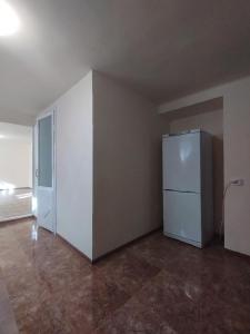 Habitación vacía con nevera en la esquina en Guest House, en Gyumri