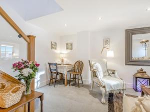 een woonkamer met een tafel en stoelen bij Dukes Cottage - Uk47495 in Waterfall