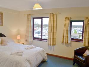a bedroom with a bed and two windows at Marina Vista in Horning +8 photos