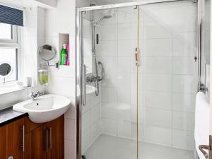 ein Badezimmer mit Dusche und Waschbecken in der Unterkunft Captain's Haven in Brixham