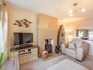 a living room with a couch and a television at Gan Hyem in Beadnell
