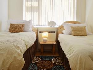 En eller flere senge i et værelse på Sea Haven