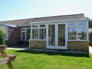 Bygningen som feriehuset ligger i + 2 billeder