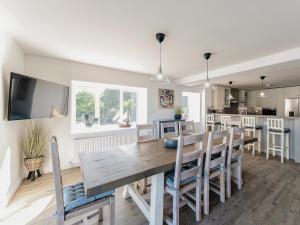 Una cocina y un comedor con mesa y sillas de madera. en Stanton, en Bangor 22 fotos más