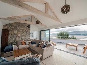 Una sala de estar con un sofá y una ventana grande. en Stanton, en Bangor