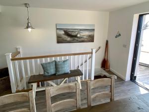Una habitación con una escalera con una mesa y un barco en la pared. en Stanton, en Bangor
