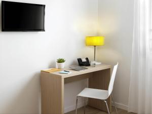 Μια τηλεόραση ή/και κέντρο ψυχαγωγίας στο Aparthotel Adagio Access Paris Clichy +52 φωτογραφίες