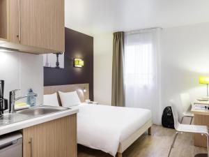 Η κουζίνα ή μικρή κουζίνα στο Aparthotel Adagio Access Paris Clichy