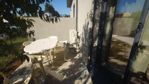 a table and chairs sitting outside of a building at Appartement T2 moderne 2 à 4 personnes in Lucciana