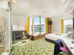 Giường trong phòng chung tại Ibis Styles Wien City